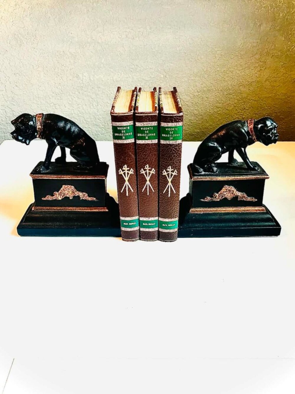 NWT Pair Old World English Bulldog Bookends Black Gold Fibrestone